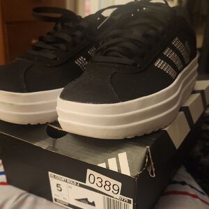 Adidas Black and White Womens Sneakers. Kids Size 5 Womens 6 To A 6.5